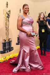 高清组图：奥斯卡红毯 奎因-拉蒂法礼服粉嫩 