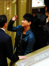 组图：吴奇隆帅气出席活动首唱《三寸天堂》