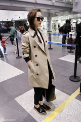 组图：蒋梦婕潮装现身机场 为新片宣传马不停蹄