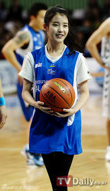 组图：韩歌手IU清爽俏皮试投篮球办小型演唱会