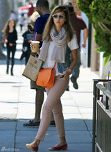 高清组图：辣妈杰西卡-阿尔芭带大女儿奥诺逛街