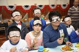 组图：糖兄妹呼吁学童护眼 创造蒙眼午餐纪录