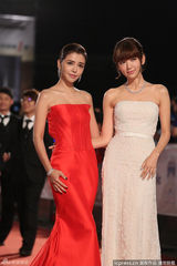 组图：邱泽绯闻女友李毓芬红裙艳丽 力拼郭雪芙