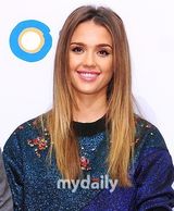 组图：杰西卡-阿尔芭韩国站台显甜美亲和