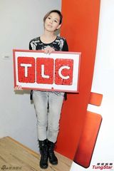 组图：张悬短发炫彩亮相 呼吁大家伸出援手