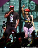 组图：麻辣鸡个唱粉丝强行上台 与保镖激烈扭打