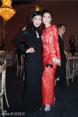 组图：田海蓉镂空红裙装亮相 优雅高贵明艳动人