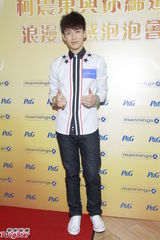 组图：柯震东出席代言阳光帅气引粉丝围观