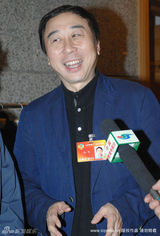 幻灯图：冯巩政协会议积极参与小组讨论 表情逗趣