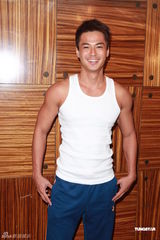 组图：TVB众星出席饭局 罗仲谦无袖上阵大秀肌肉