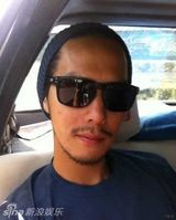 组图：丁春诚轻松玩自拍  各种造型摆不停