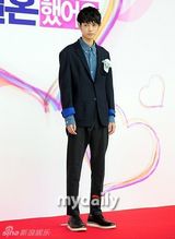 组图：《我结》新情侣亮相 泰民缺席娜恩抱纸板