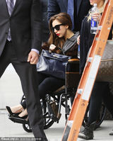 组图：Gaga步行去瑜伽治疗 坐轮椅众人护驾