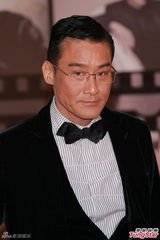 组图：梁家辉亮相金像奖红毯 举手致意