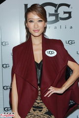 组图：谢婷婷不信母亲整容 曝谢贤做保养