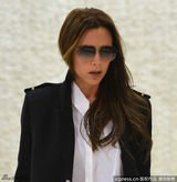 组图：贝嫂维多利亚现身机场 衣着时尚色调抢镜