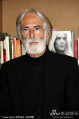 幻灯图集：导演汉内克获文化勋章 比诺什献拥抱