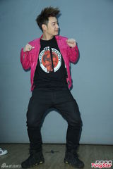 组图：潘玮柏摇下体跳哈林摇 对新恋情没有期待