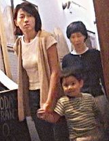 组图：谭咏麟二房苦等20年坐正 牵手游韩国被拍