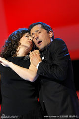 幻灯图：哈里森摘恺撒终身成就奖 歌迪亚优雅现身