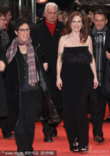 幻灯图：《孩子们没事》首映 朱丽安-摩尔黑裙性感