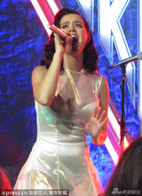 组图：凯蒂佩里新专辑发布 穿透视裙调戏主持人