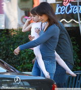 组图：苏瑞扎麻花辫练芭蕾舞 粉嫩礼服俏皮可爱