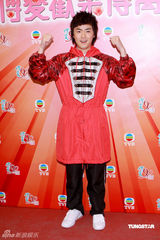 高清组图：明星参加慈善节目 古巨基热心公益演唱 