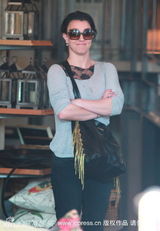 幻灯组图：布兰妮瘦身有成效 兴奋逛家具店