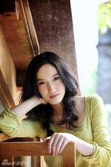 幻灯图：邹涵虹春日写真 彰显独特文艺气质