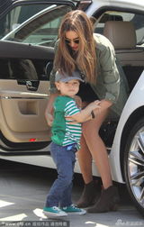 组图：米兰达-可儿携子出行 小正太憨萌招手