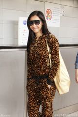 组图：张柏芝豹纹运动套装帅气 素颜甜笑