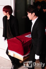 组图：SJ利特送别至亲悲痛欲绝 始源等团员抬棺