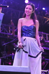 组图：方大同上海演唱会薛凯琪不避绯闻任嘉宾