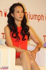 组图：莫文蔚度假归来春风满面 红裙彰显性感妩媚