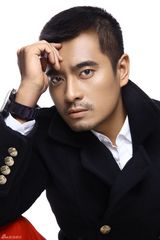 组图：陈龙军服时尚写真上演制服诱惑