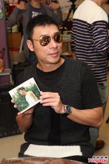 组图：许志安求婚要有惊喜 郑秀文独爱肌肉安仔