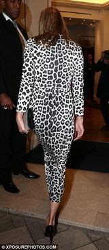 组图：凯特-莫斯金色长裙亮相派对 显时尚女王气质