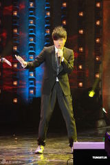 组图：星光熠熠耀保良落幕 古巨基杨千嬅群星献艺