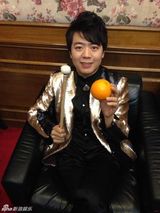 组图：众星春晚后台照 李敏镐忙合影苏菲俏皮