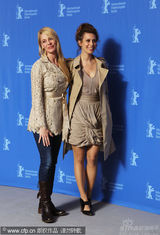 幻灯图集：《与人为善》记者会 两女星勾肩搭背出场