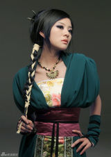 高清图：安以轩古装扮相拍广告 温婉动人莹泪滑落