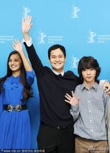 组图：《和谐课程》发布 安妮儿雅蓝裙秀美腿