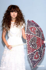 幻灯图集：杨丞琳长卷发似洋娃娃 白蕾丝裙可爱