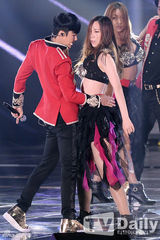 组图：神话出道16周年开唱 成员Andy登台致歉