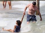 “金刚狼”杰克曼带子女海边玩耍 身材健壮(图)
