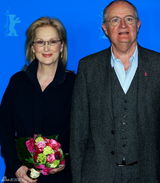 组图：《铁娘子》发布会 斯特里普举玩偶爽朗大笑