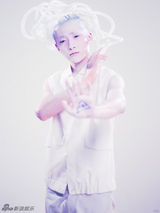 组图：路宏奇幻写真 90后正太变“外星人”