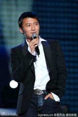 组图：谢霆锋献唱演唱会 蔡依林露胸垫上下走光