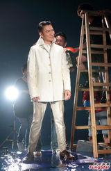 刘德华湿身拍个唱海报 被泼四小时水花四溅(图)